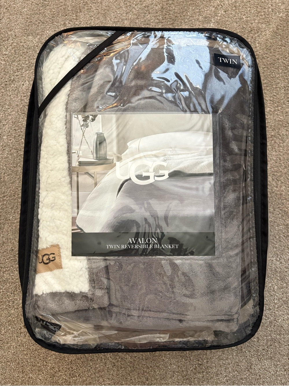 NWT Ugg Avalon twin reversible blanket